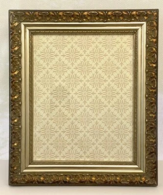 Moldura ornamentada em tom de prata e bronze comporta foto 8x10 em moldura 11x13 - Imagem 1 de 4