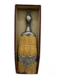 Estuche Escoba Batidor Paja 10" Mango Plateado Repousse Caja Original Antigua - Imagen 1 de 8