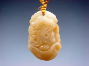 Gelbe Jade Handarbeit chinesischer Tierkreis Horoskop Schlange Anhänger Feng-Shui Halskette - Bild 1 von 6
