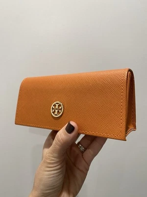 Tory Burch - Solo estuche para gafas de sol - Bloqueo magnético - Cuero naranja/logotipo dorado. Foto 1 de 4