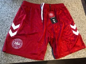 Pantalones Cortos de Fútbol Denmark Hummel 24/25 Visitante UE Grandes EE. UU. Medianos Nuevos con Etiquetas - Imagen 1 de 6