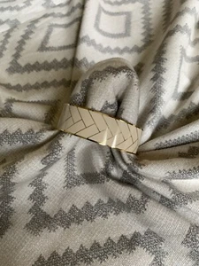 J. Crew Damen emailliert Creme Fischgrät Chevron Armreif Armband - Bild 1 von 6