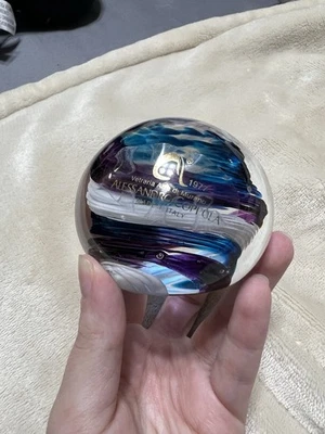 Pisapapeles de cristal de Murano Alessandro Coppola con rayas moradas, azules y blancas Foto 1 de 4