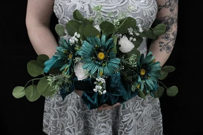 Margarita gerbera verde azulado, lirios de cala verde azulado y ramo floral rosa blanca con boutonniere Foto 1 de 4
