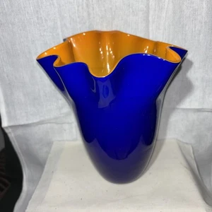 Vaso fazzoletto vintage in vetro con custodia blu colbalto arancione 7 3/4" - Foto 1 di 5