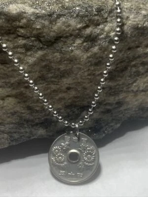 Colgante de moneda de 50 yenes de Japón con fecha aleatoria en cadena de acero inoxidable estilo militar. Foto 1 de 4