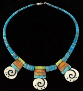 3 pestañas de incrustación múltiple y collar Heishi turquesa de Mary L. Tafoya - Imagen 1 de 4