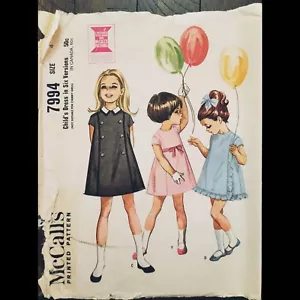 Vintage McCall's Mädchen Kleid in 6 Versionen Muster #7994 Größe 4 GESCHNITTEN - Bild 1 von 9