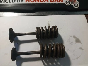 Juego de válvulas Honda ATC XR XL 14711-437-000 14721-437-000 usado ajuste 1979-02 125-200cc - Imagen 1 de 6