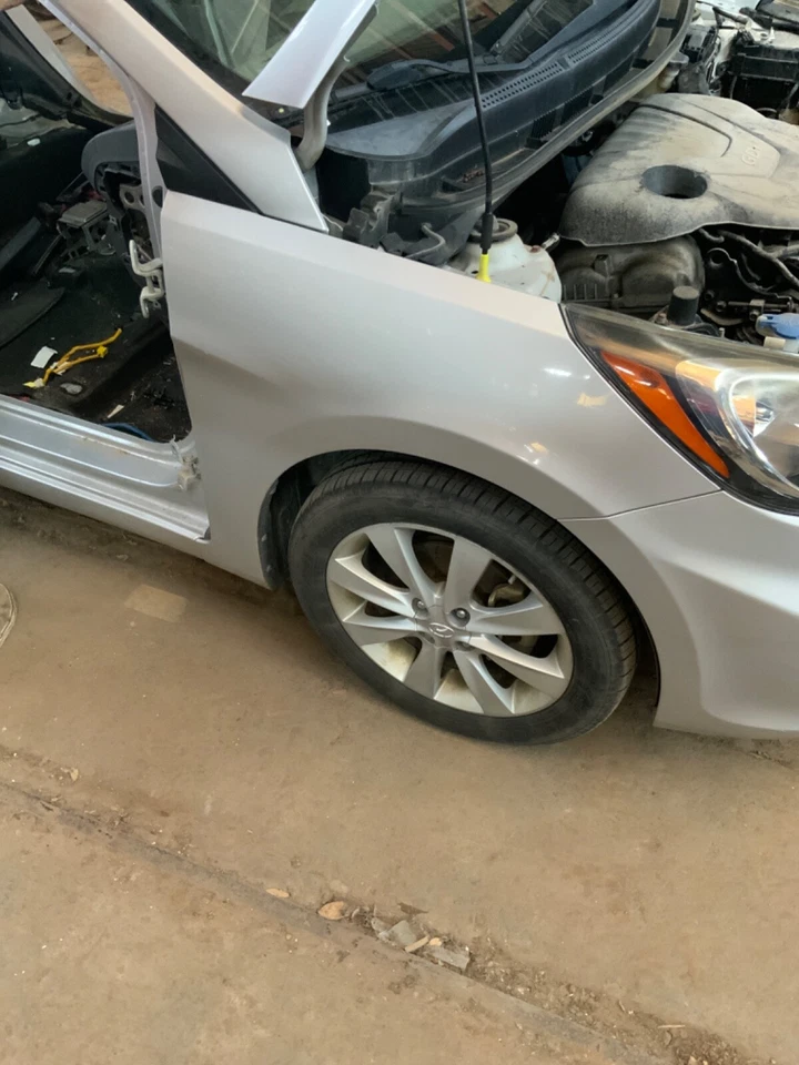 2012 Hyundai Accent sedã passageiro destro Ironman prata metálico-RHM Fender - Imagem 1 de 3