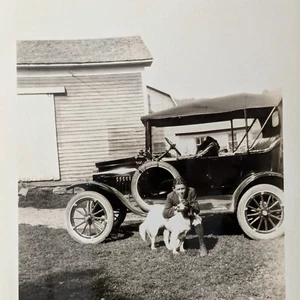 Fotografía antigua niño y perro posando junto al coche Ford modelo T - Imagen 1 de 3