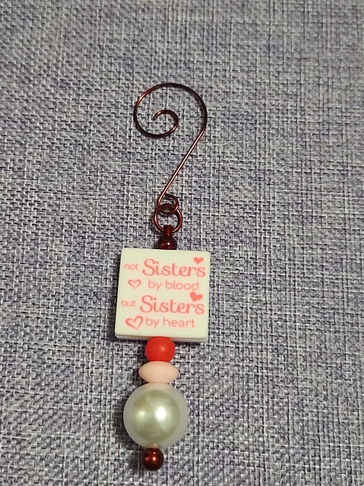 Enfeite pendurado feito à mão com miçangas irmãs vermelhas por coração gancho espiral - Imagem 1 de 1
