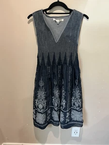 Studio M graues ärmelloses bedrucktes gesmoktes Kleid - Bild 1 von 5