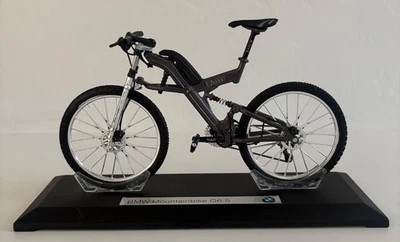 Bicicleta de montaña BMW Q6.5 1:10 gris oscuro negro fundido a presión sobre soporte Foto 1 de 4