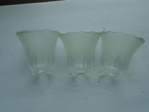 HAMPTON BAY  CEILING FAN REPLACEMENT GLOBE/ SHADES FROSTED FROSTED LINED SCALLOP - Picture 1 of 24