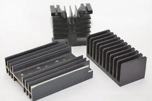 3 Stück Aluminium-Kühlkörper Konvolut, schwarz eloxiert, Alu Strangguß, 785 g  - Picture 1 of 10