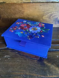 Brighton Französischer Garten Schmuckkästchen bestickt Blumen 7”x6”x2,75” - Bild 1 von 7
