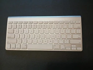 Apple Wireless Keyboard A1314 Bluetooth Aluminum Mac 2xAA Tested  - Picture 1 of 15