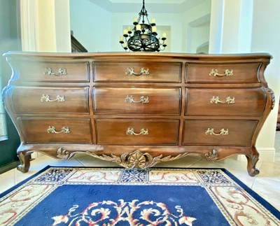 Винтажный французский провинциальный комод Louis XV с бантом спереди Bombay от Hickory & белый - Изображение 1 из 4