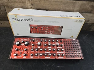 Behringer Neutron Synthesizer - red in excellent condition - Picture 1 of 10