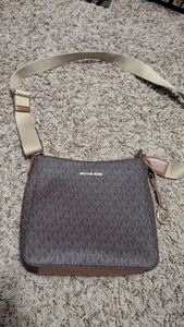 Bolso Bandolera Mensajero Pequeño Michael Kors Jet Set Viaje Marrón Bellota USADO UNA VEZ - Imagen 1 de 12