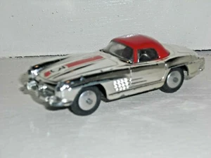 Juguetes Corgi Mercedes Benz 300 SL techo rígido cromado y rojo - Imagen 1 de 2