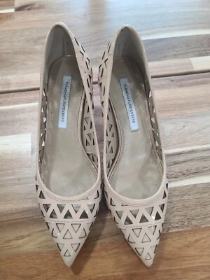 Zapatos de salón Diane Von Furstenberg bronceados punta cerrada para mujer talla 7,5 Foto 1 de 4