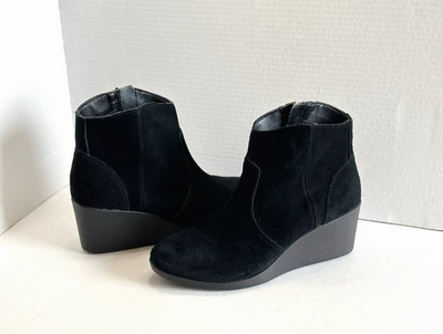 Botines Crocs Leigh Dual Comfort para mujer de gamuza negra con cuña con cremallera talla 7,5 Foto 1 de 4