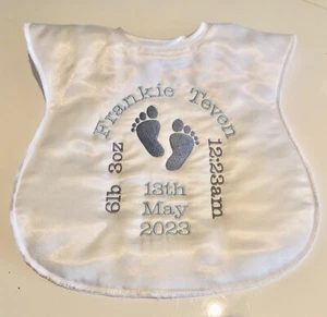 Personalisiertes Satin Baby Lätzchen - Neugeborenendetails - Stickgeschenk - Andenken - Bild 1 von 1