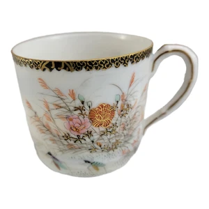 Taza de té vintage miniatura de porcelana de hueso Japón pintada a mano flores insectos 2 1/4" de alto - Imagen 1 de 12