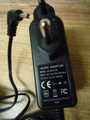 AC-DC Adaptor Netzteil RHD050100 Out  DC 5V  1000mA  - Bild 1 von 2