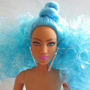 ¡NUEVO! Muñeca Barbie 2020 extra cabello azul rizado Kim totalmente articulada ~ curvilínea desnuda - Imagen 1 de 6
