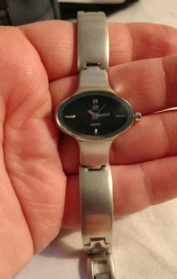 Reloj de moda Bulova para mujer raro de acero inoxidable esfera negra medio brazalete redondo  Foto 1 de 4