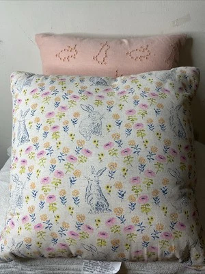 Juego de dos almohadas umbral de conejito de Pascua de 18 X 18” florales y rosas 100 % algodón Foto 1 de 4