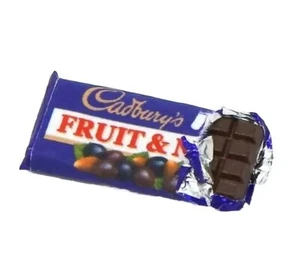 Miniature Dollhouse Cadbury Fruit & Nut Chocolate Block Opened 1:12th - Bild 1 von 3