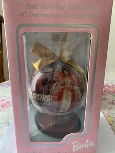 Holiday Barbie 4" Decoupage Ornament mit Originalkarton und Holzständer Neu in OVP - Bild 1 von 2