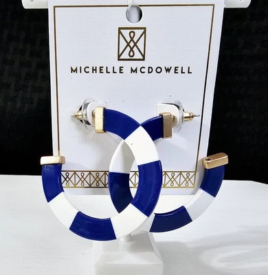 Pendientes de aro fino de diseñador en bloques de color azul blanco Michelle McDowell tono dorado Foto 1 de 4