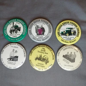 Lake Itasca Region Minnesota Pioneros Agricultores Golpeando Tractores Botones 2 1/4" - Imagen 1 de 2