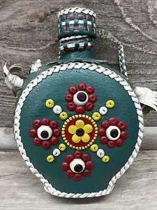 Bottiglia/Bottiglia Grappa Vintage Verde Jugoslavia Rivestita in Pelle Arte Popolare - Foto 1 di 6