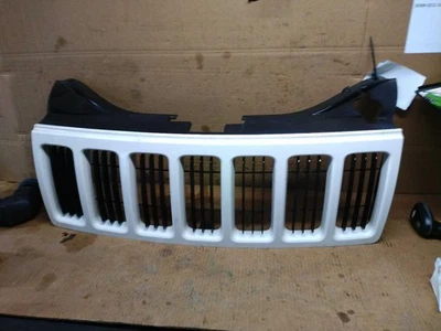 2009 Jeep Grand Cherokee Grille OEM White 4DR SUV Laredo 1DF491W1AB - Image 1 of 4