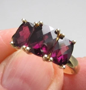 Wunderschöner moderner Ring aus Nachlass ausgefallener Rhodolith 3 Steine 14K Gelbgold Größe 8 - Bild 1 von 9