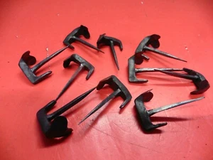 Lot de 10 anciens clous de sabotier en fer forgé à 2 oreilles - Photo 1/4
