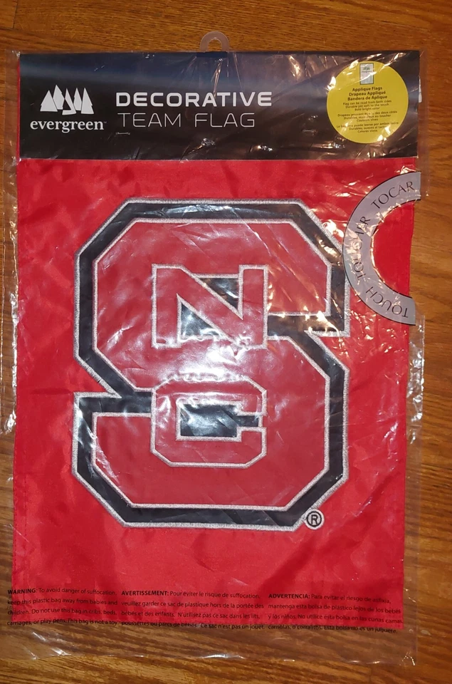 Nueva bandera Evergreen, Universidad Estatal de Carolina del Norte, 18"" x 12,5"" pulgadas Foto 1 de 2