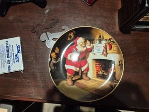 1993 The Franklin Mint "The Pause That Refreshes" Santa Holiday Coca-Cola Teller - Bild 1 von 2