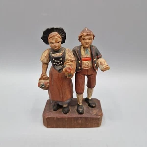Statuina vintage rustica europea legno intagliato a mano uomo donna coppia cesto portante - Foto 1 di 9
