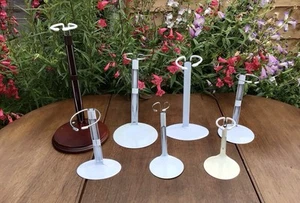 7 ASSORTED VARIOUS SIZES DOLL STANDS - Imagen 1 de 17