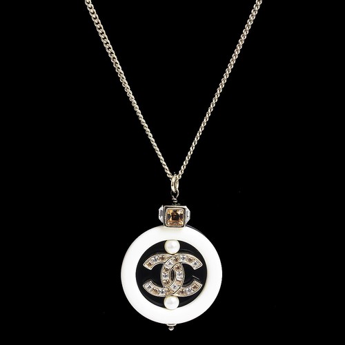 Collana CHANEL Quadrata Strass Perle Logo Coco Ciondolo Rotondo Oro e Bianco
