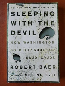Sleeping with the Devil: How Washington Sold Our Soul for Saudi Crude-Paperback - Imagen 1 de 7