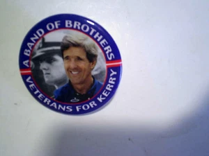 UN GRUPPO DI FRATELLI VETERANI PER KERRY PINBACK BUTTON, john f.,presidente,sen.2004 - Foto 1 di 4