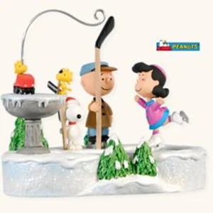 Hallmark 2008 ~ Peanuts On Ice Snoopy Charlie Brown Lucy Linus ~ QX7161 nuevo en caja - Imagen 1 de 1